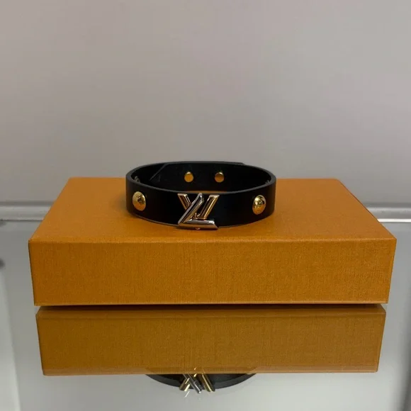 👛Host Pick👛 Louis Vuitton Black and Gold “Twist” Leather Bracelet - Picture 5 of 8